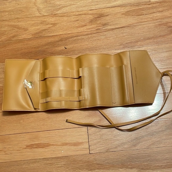 Glass & Ladder Katherine Tech Organizer Roll electronics Shade Honey Causebox - Picture 6 of 11